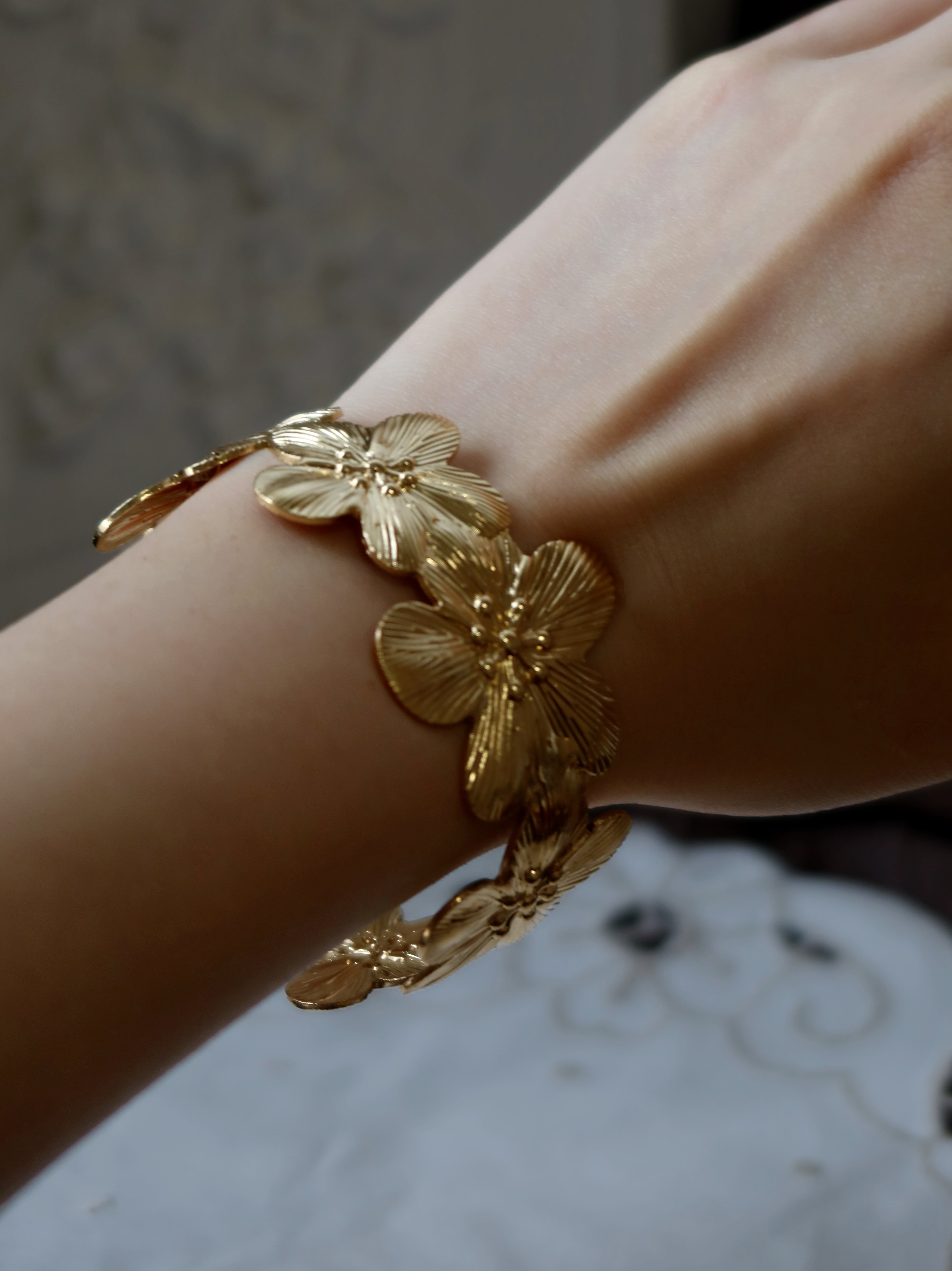 Gold bracelet with floral designs