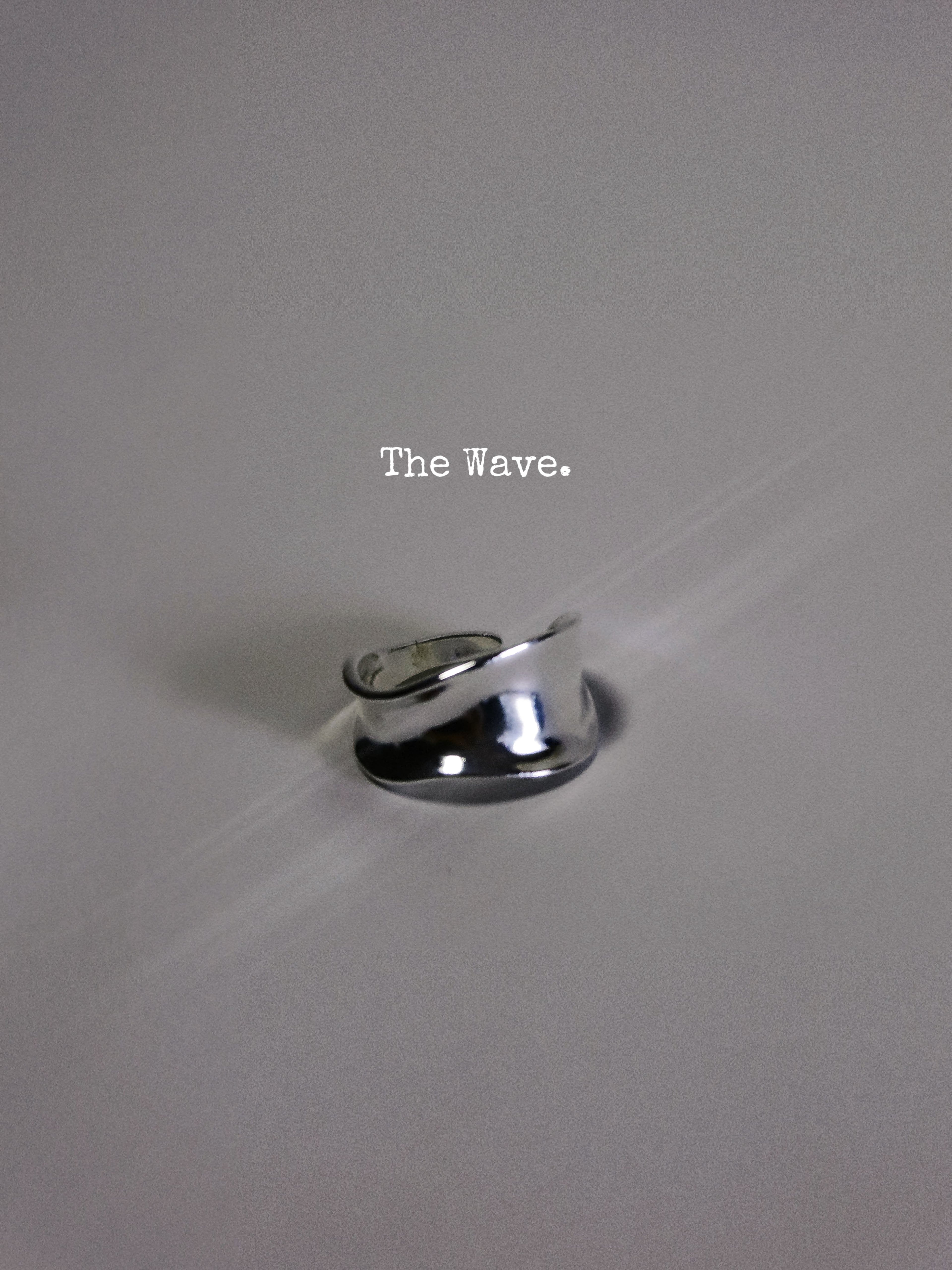 The Wave – Bold Minimalist Mirror-Finish Band