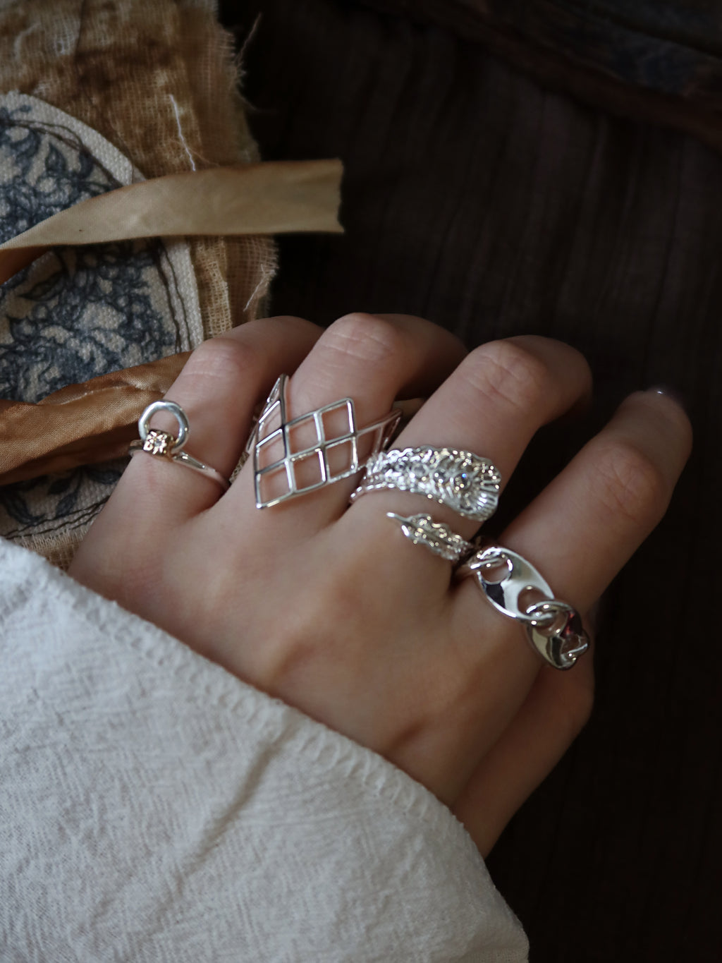 The Boundless Link. Interlocking Chain Geometric Band