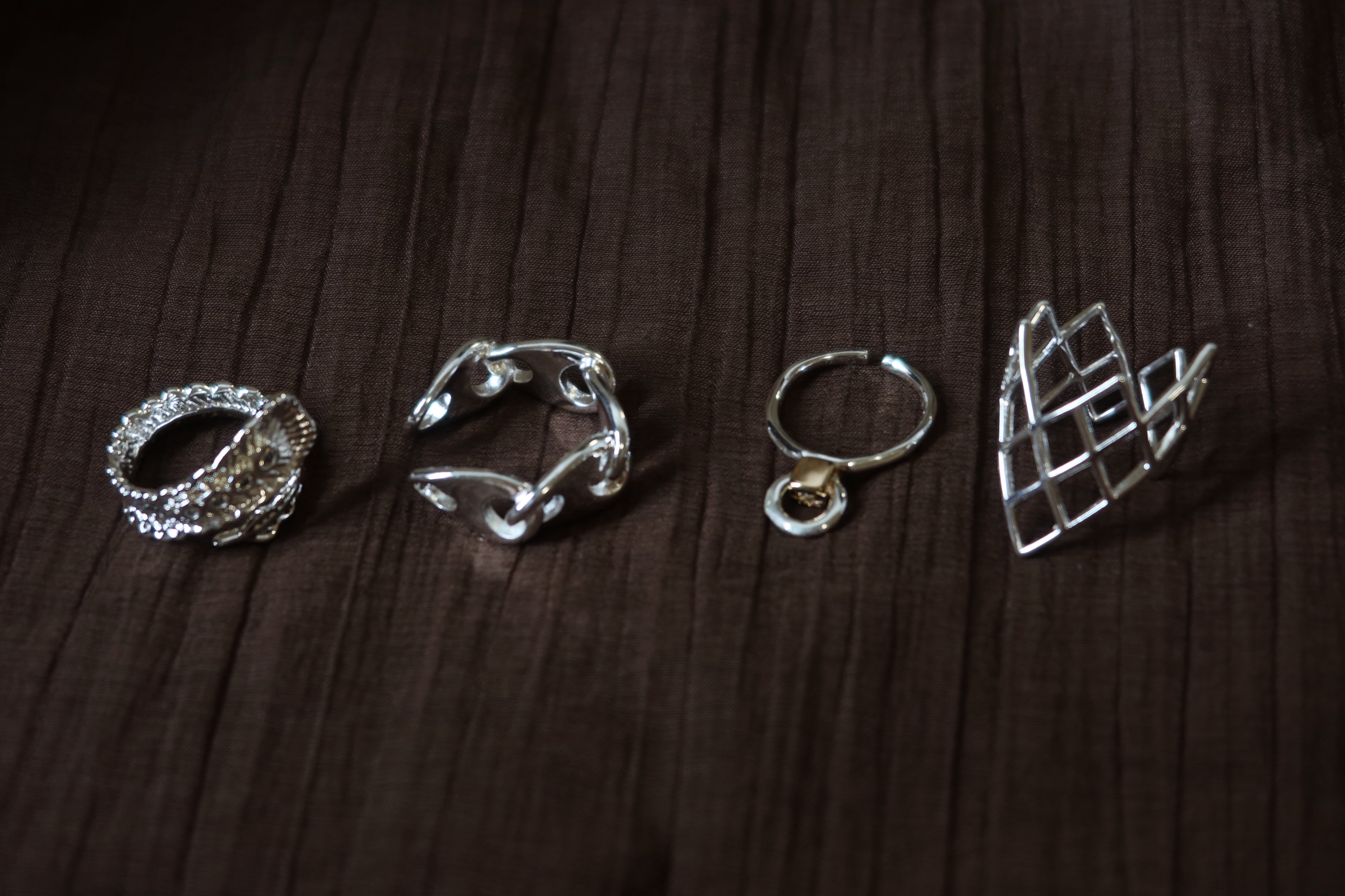 The Boundless Link. Interlocking Chain Geometric Band