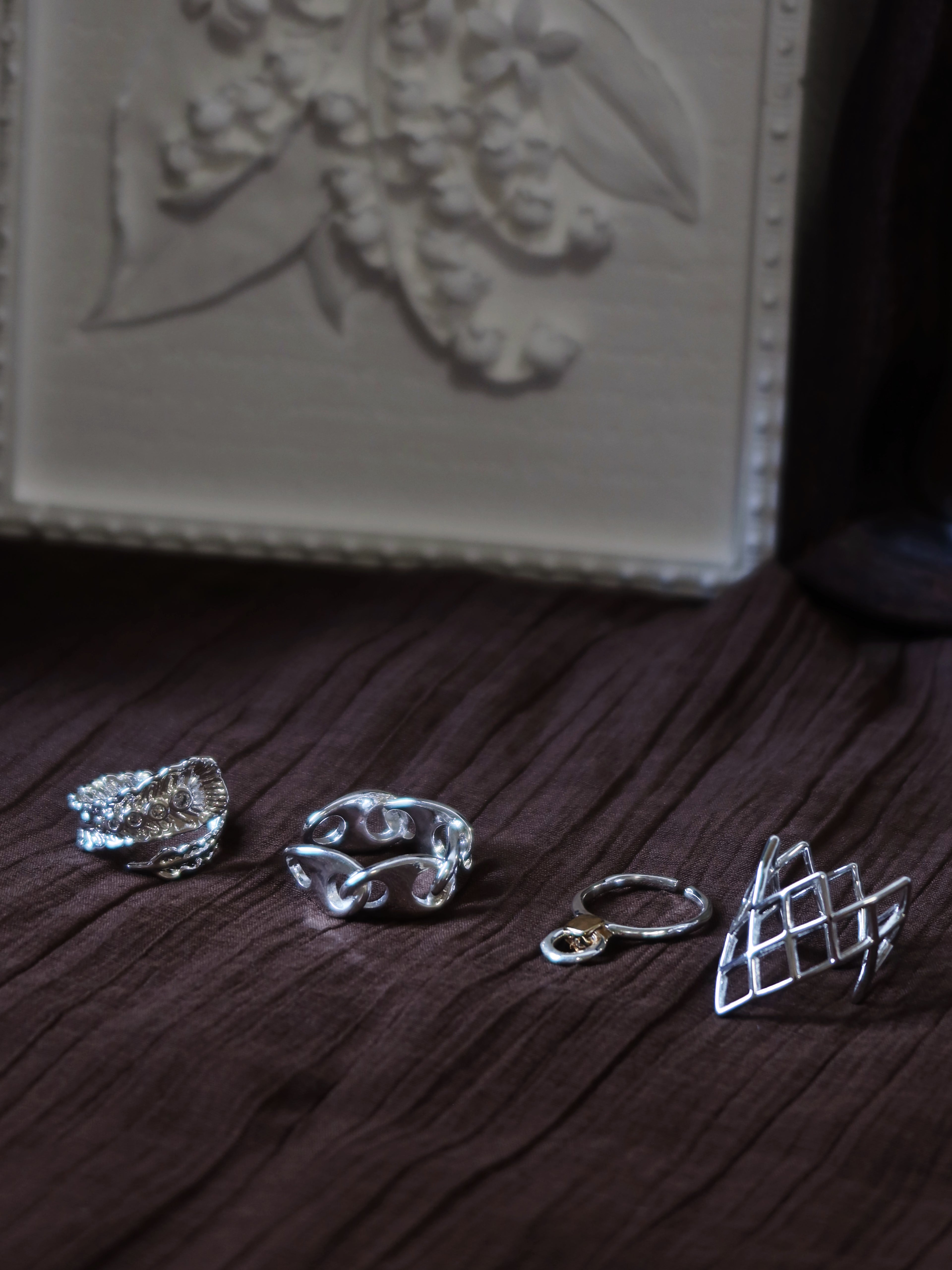The Boundless Link. Interlocking Chain Geometric Band