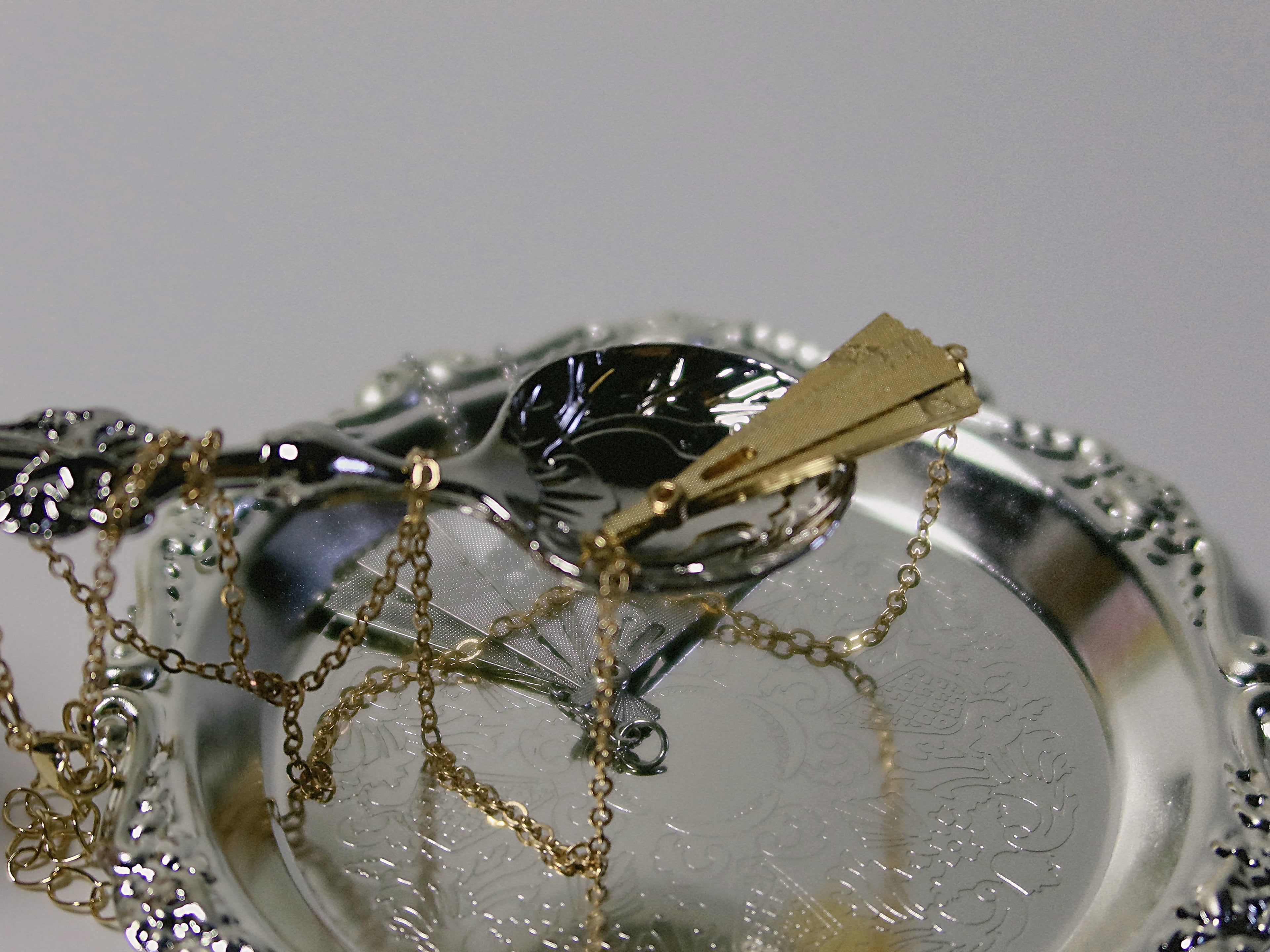 The Fans – Movable Folding Fan Oriental Necklace