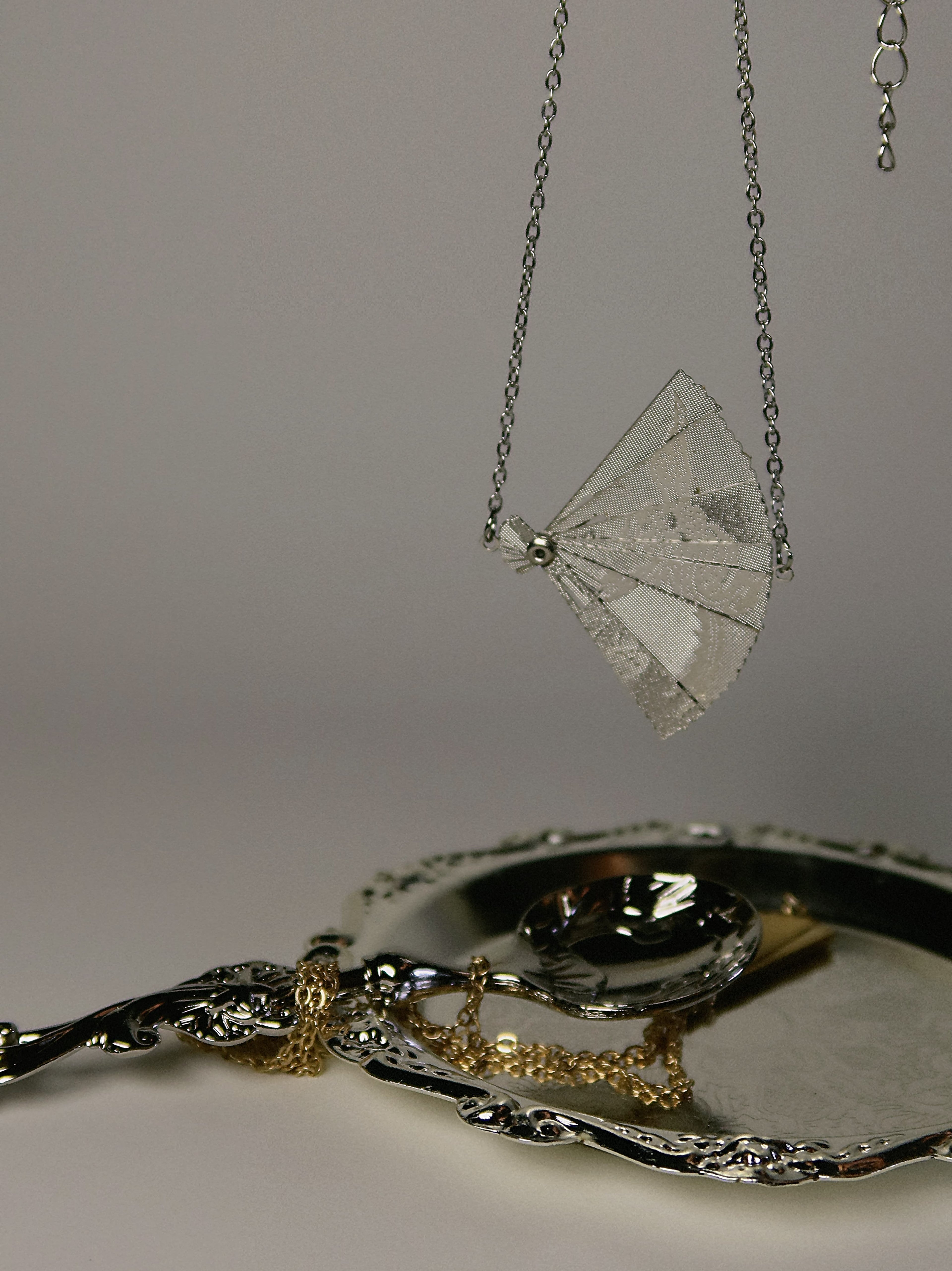 The Fans – Movable Folding Fan Oriental Necklace