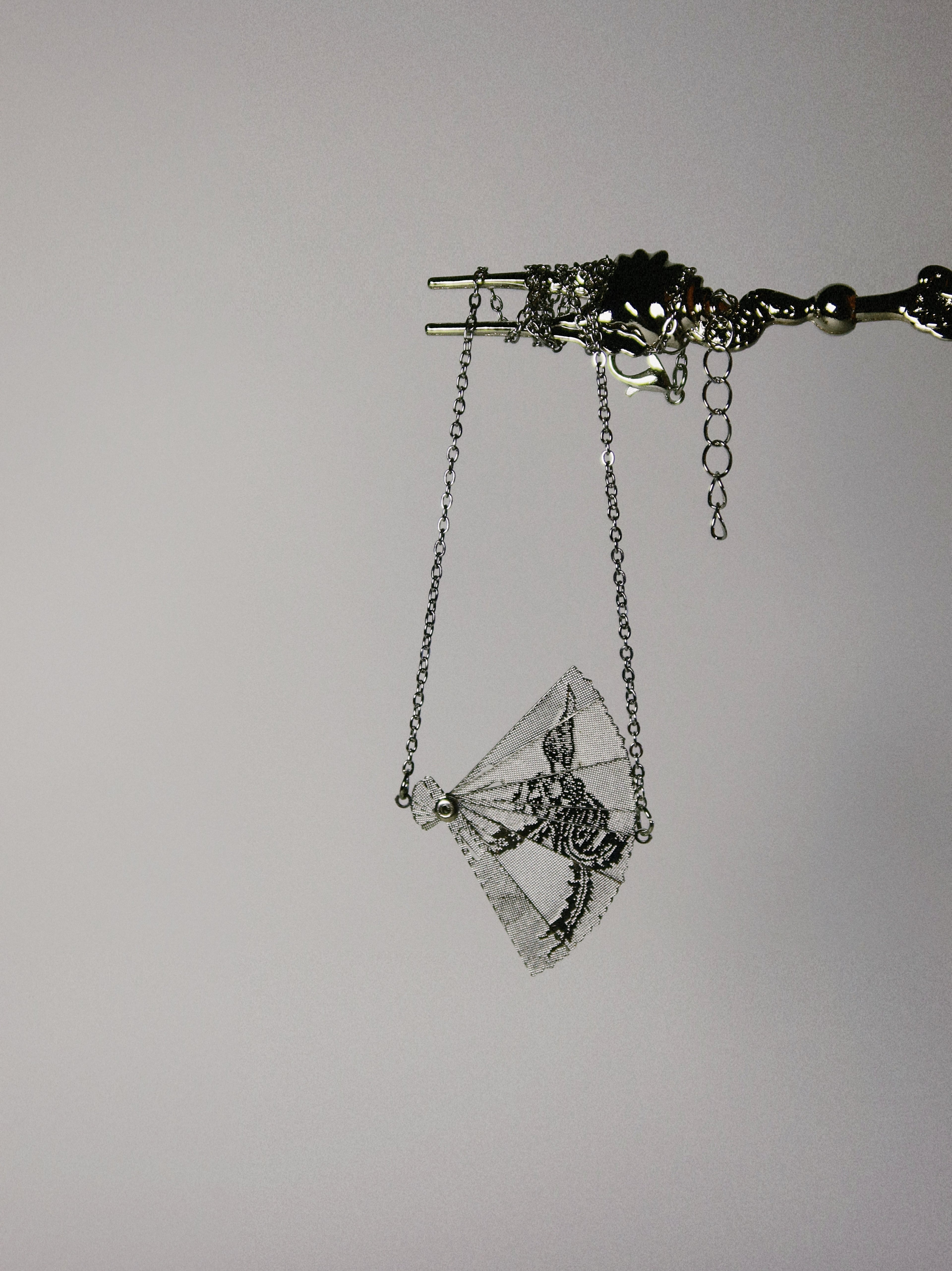 The Fans – Movable Folding Fan Oriental Necklace