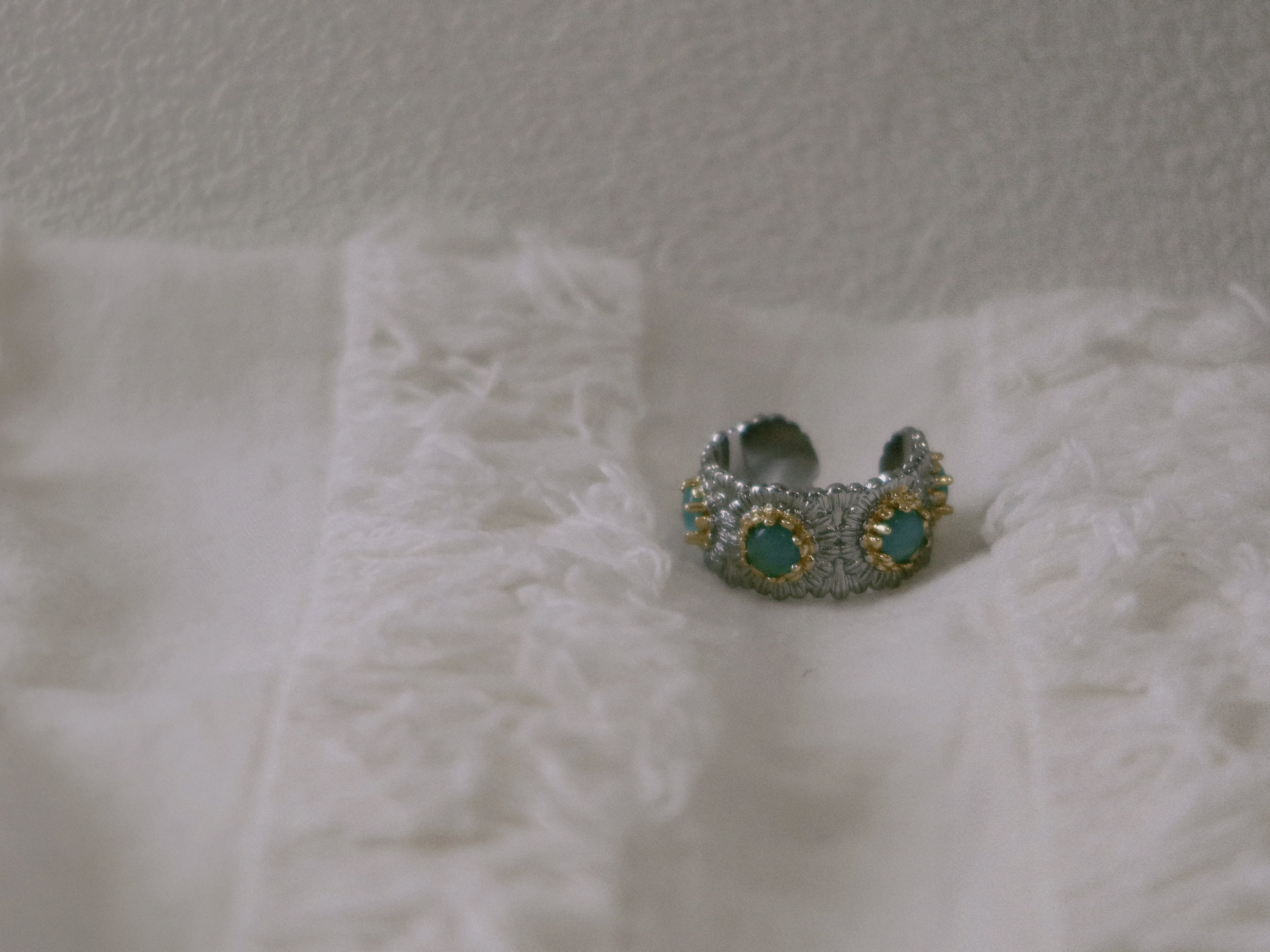 The Secluded Azure – Vintage Daisy Ring with Sapphire-blue Stones