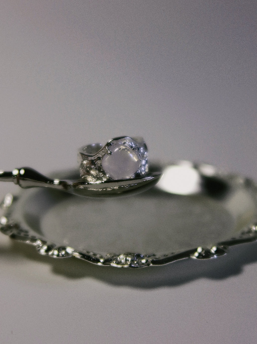Luna Fragment – Ice-Cracked Clear Quartz Moon Ring