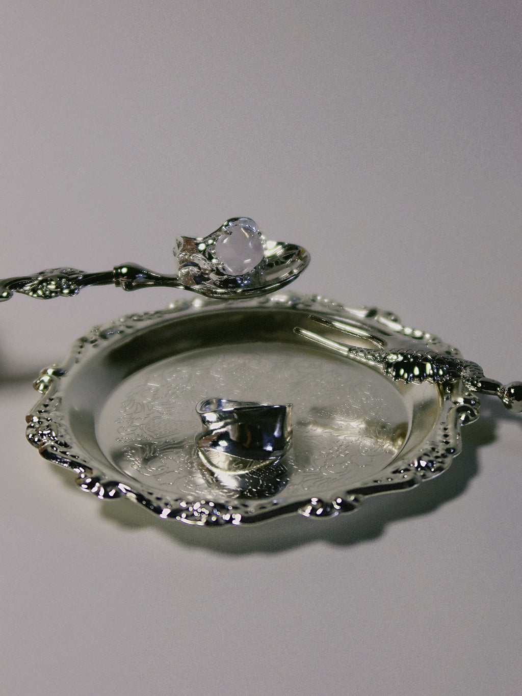 Luna Fragment – Ice-Cracked Clear Quartz Moon Ring