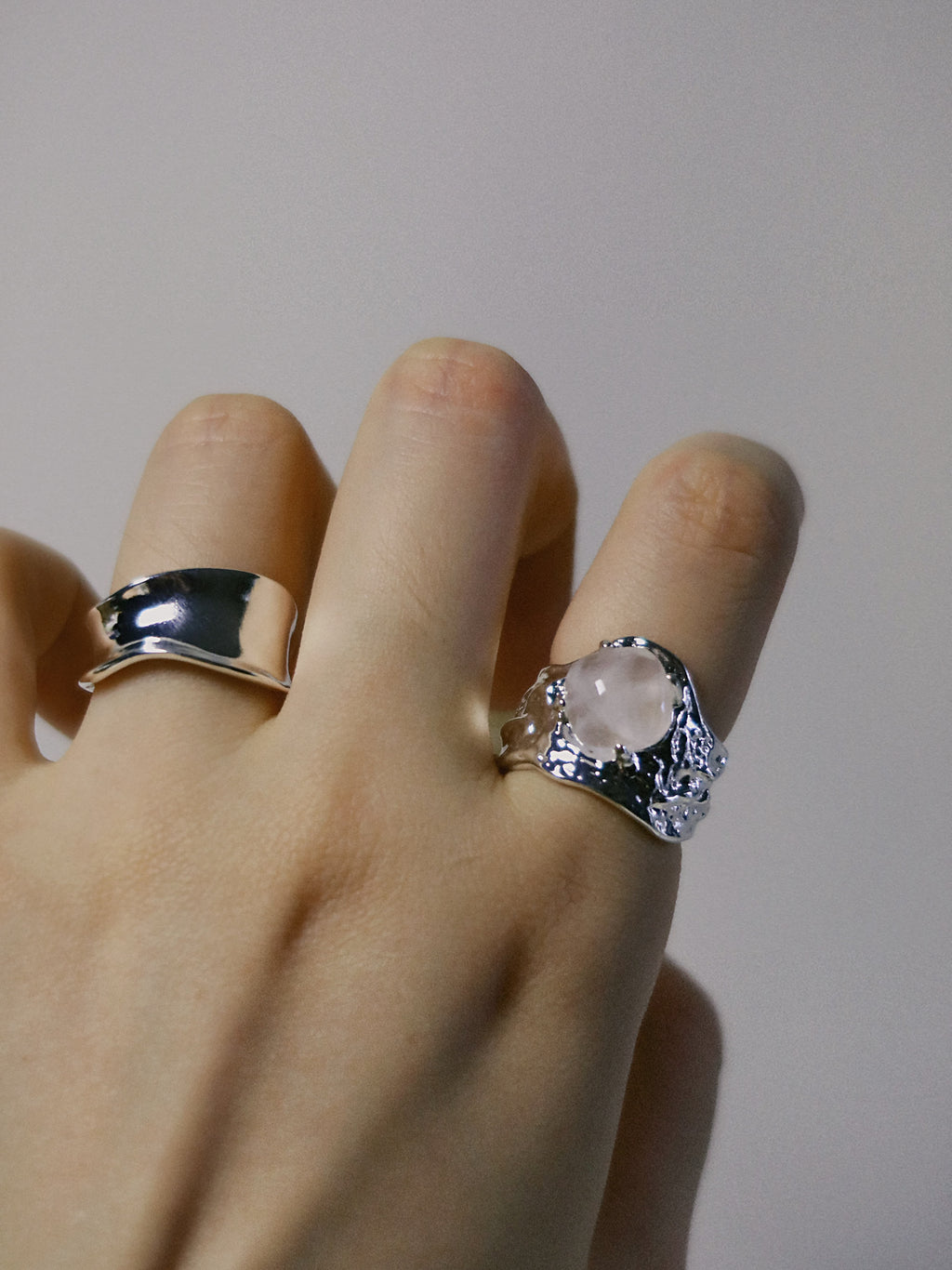 The Wave – Bold Minimalist Mirror-Finish Band