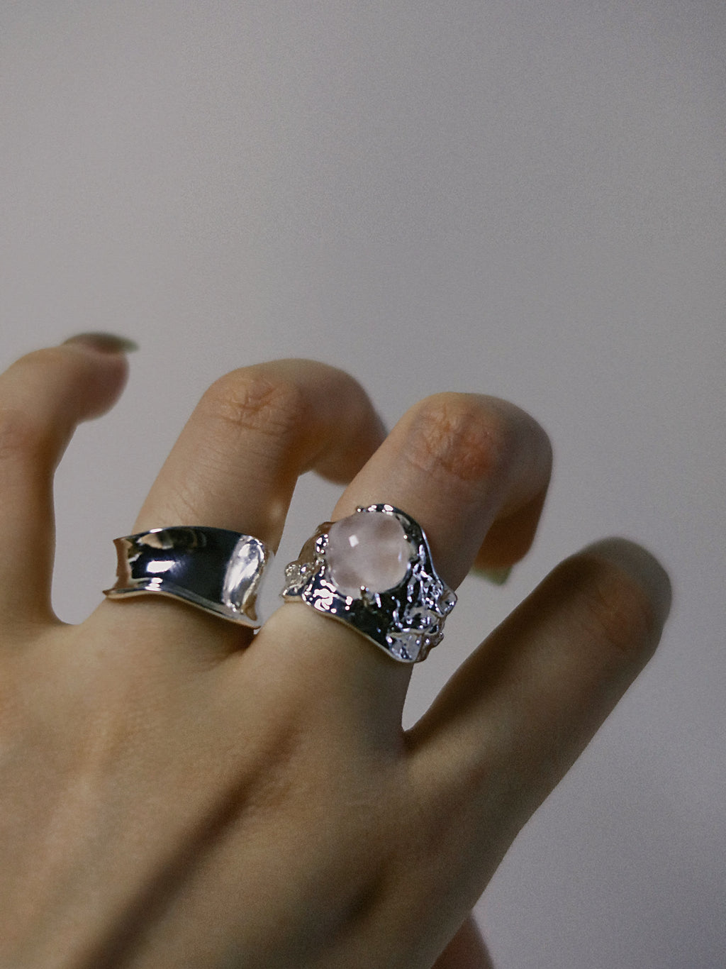 Luna Fragment – Ice-Cracked Clear Quartz Moon Ring