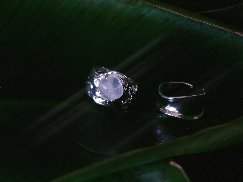 Luna Fragment – Ice-Cracked Clear Quartz Moon Ring