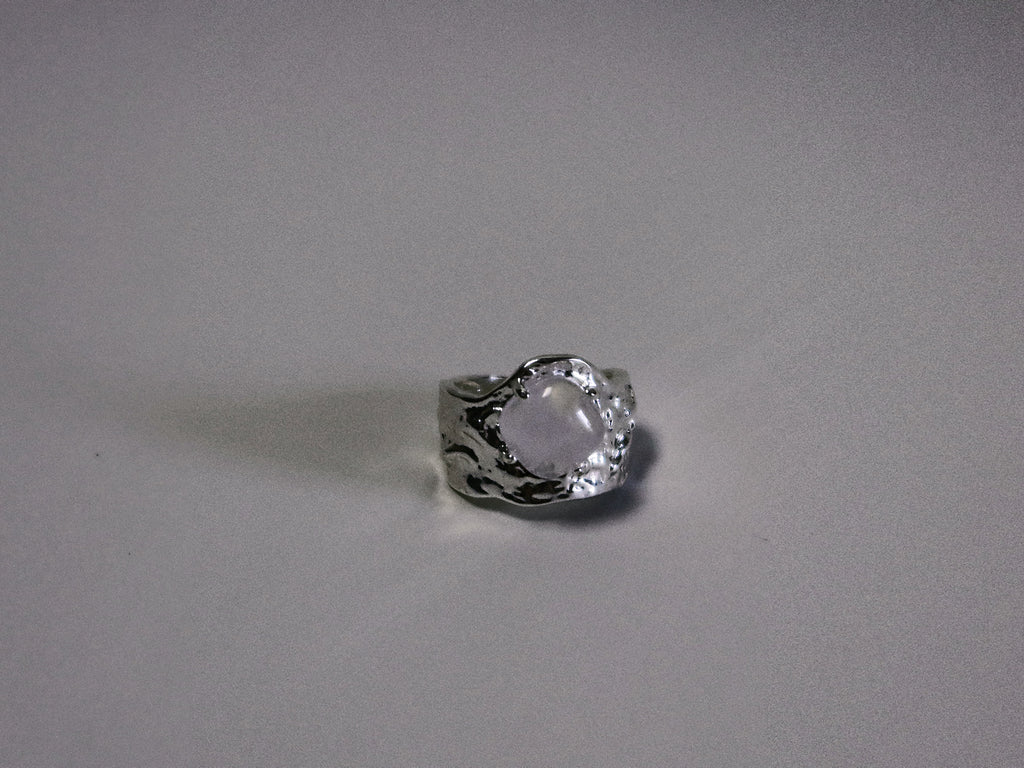 Luna Fragment – Ice-Cracked Clear Quartz Moon Ring