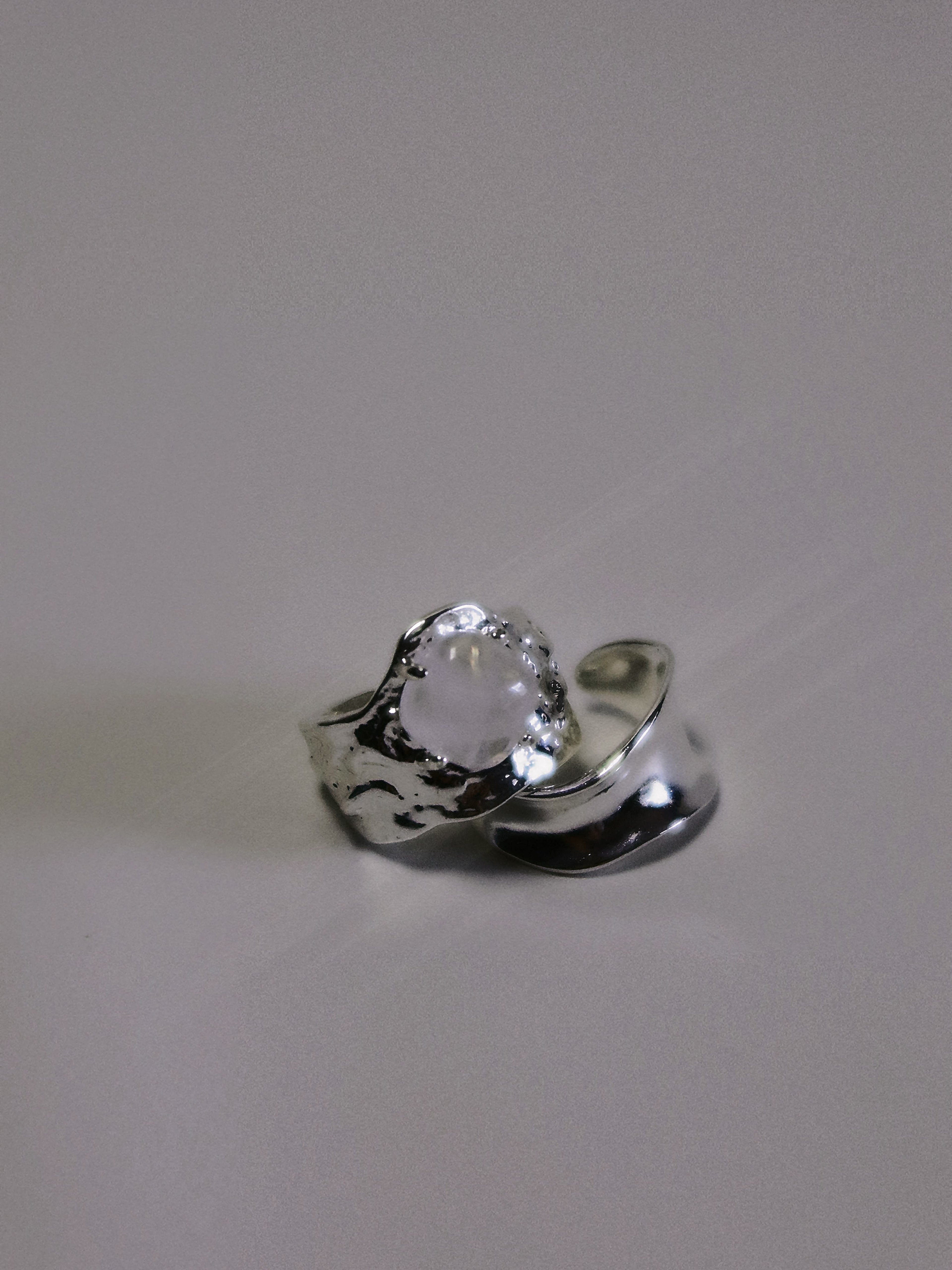 Luna Fragment – Ice-Cracked Clear Quartz Moon Ring